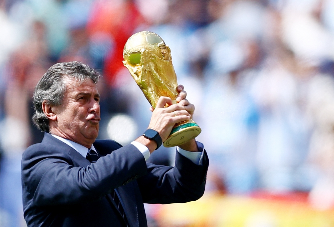 Huyền thoại Mario Kempes, người hùng giúp Argentina vô địch 1978 khiến các khán đài bùng nổ khi cầm chiếc cúp vàng trên tay.