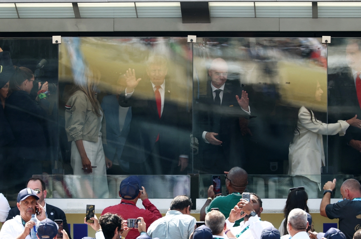 Tổng thống Mỹ Donald Trump và Chủ tịch FIFA Gianni Infantino vẫy chào các khán giả trên sân vận động New York New Jersey.
