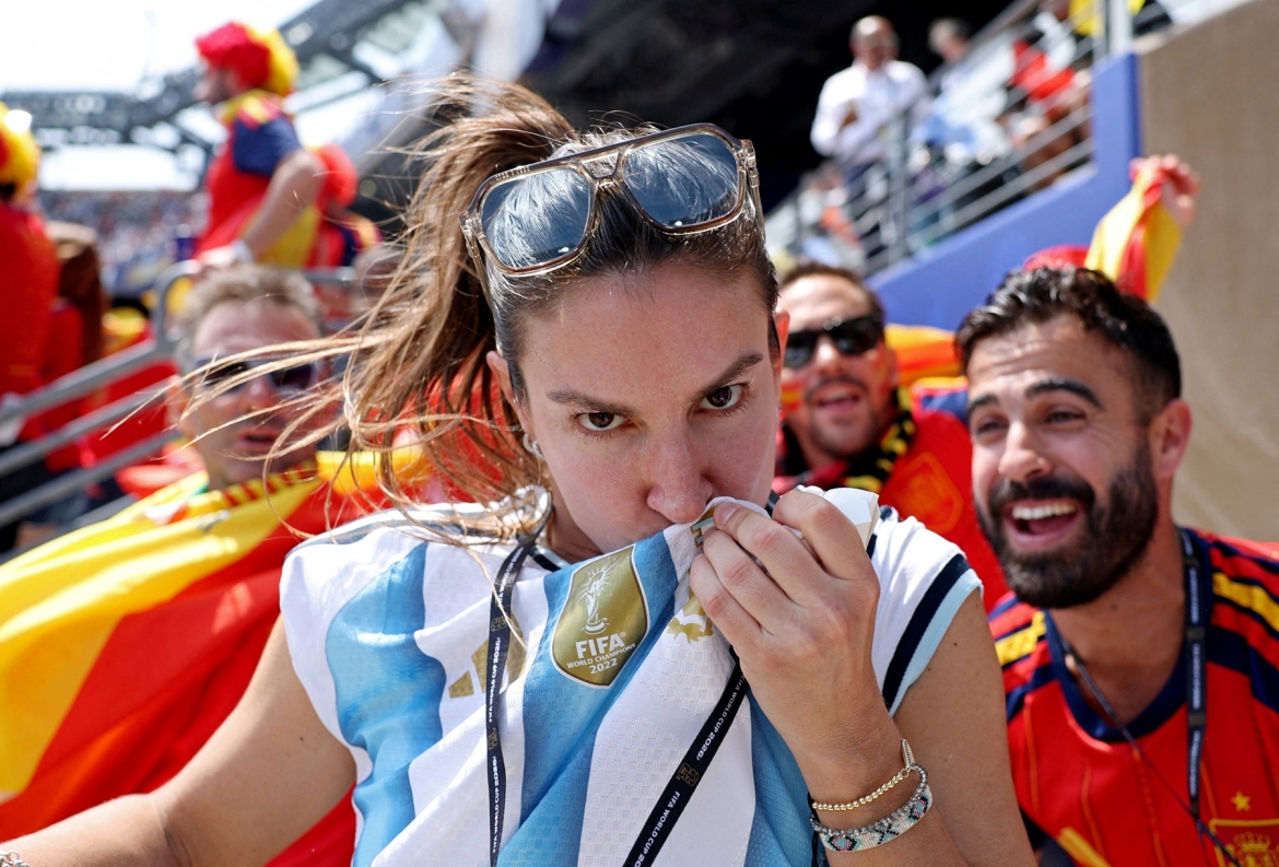 CĐV Argentina và Tây Ban Nha đều phấn khích khi chứng kiến lễ bế mạc World Cup 2026.