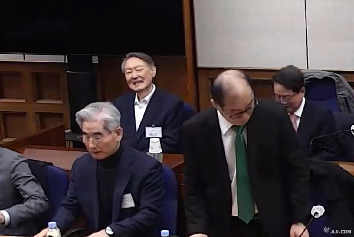 Bị cáo Yoon Suk Yeol (dưới cùng bên trái) tại phiên sơ thẩm (Ảnh: Jiji Press)
