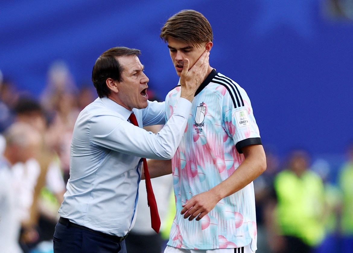 HLV Rudi Garcia thể hiện sự cao tay khi đặt niềm tin vào De Ketelaere trên hàng tấn công và để bộ 3 ngôi sao Lukaku, Doku, De Bruyne ngồi dự bị. (Ảnh: Reuters)