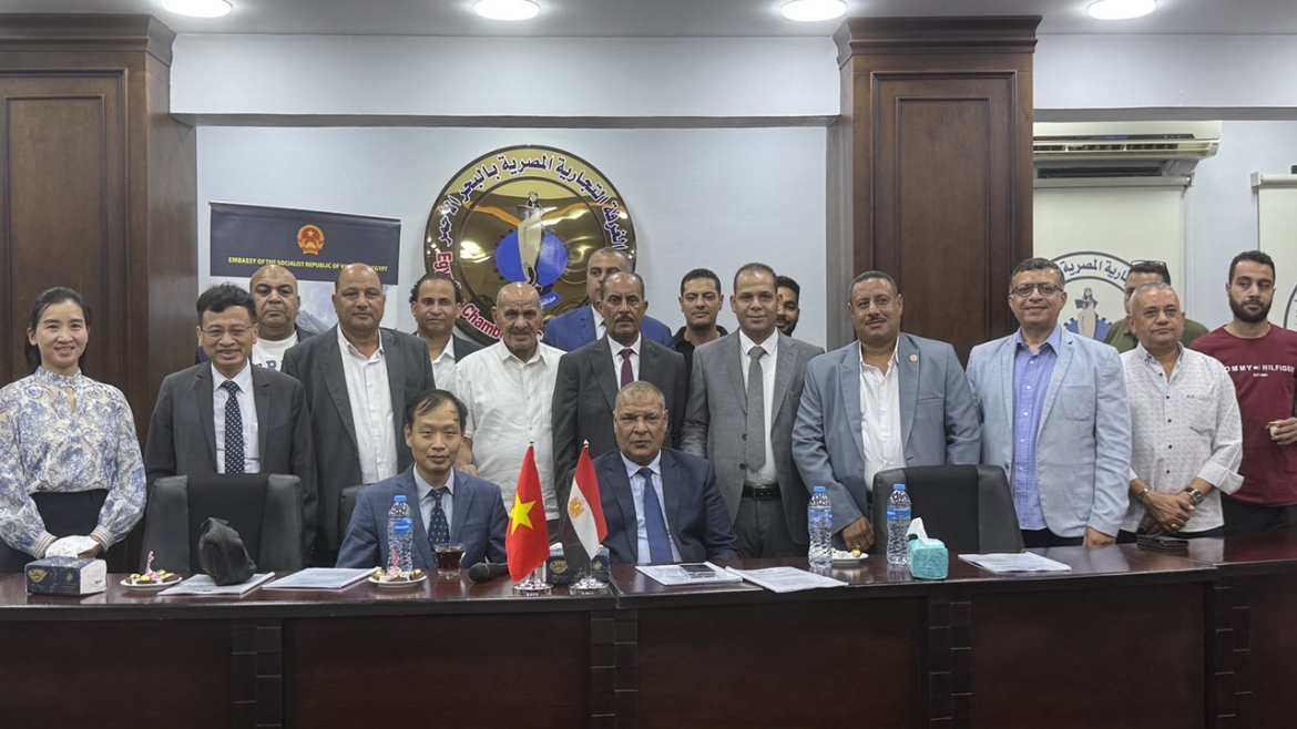 Đại sứ Nguyễn Nam Dương và Chủ tịch Phòng Thương mại tỉnh Biển Đỏ Khaled Abdelgelyl đồng chủ trì Diễn đàn doanh nghiệp. Ảnh: Đại sứ quán Việt Nam tại Ai Cập