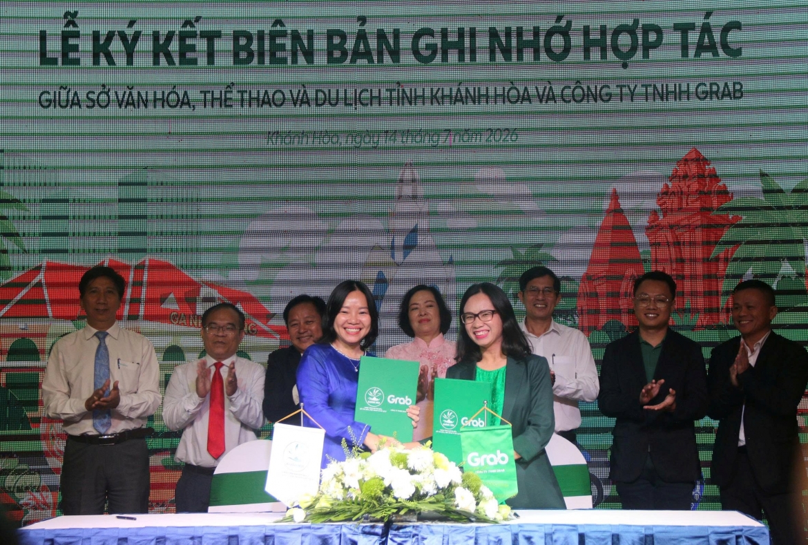 Lãnh đạo Sở Văn hóa, Thể thao và Du lịch tỉnh Khánh Hòa cùng đại diện Grab Việt Nam ký kết hợp tác, phát triển du lịch số