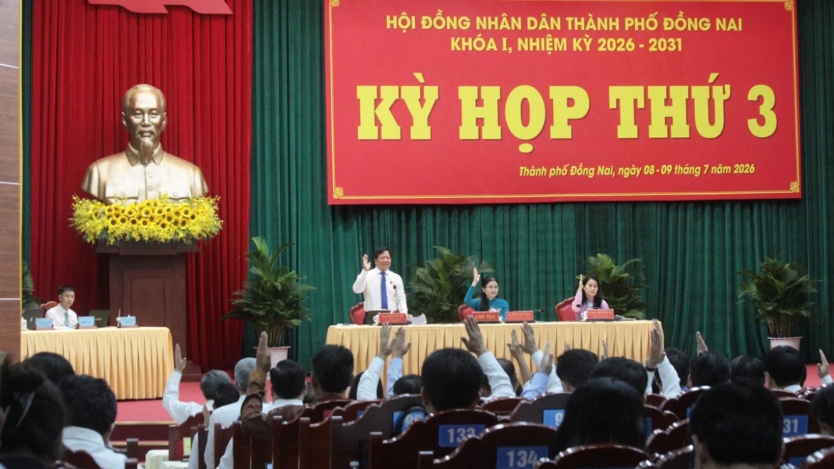 Đại biểu biểu quyết thông qua các nghị quyết 