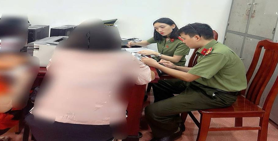 Công an phường làm việc với công dân V.T.R
