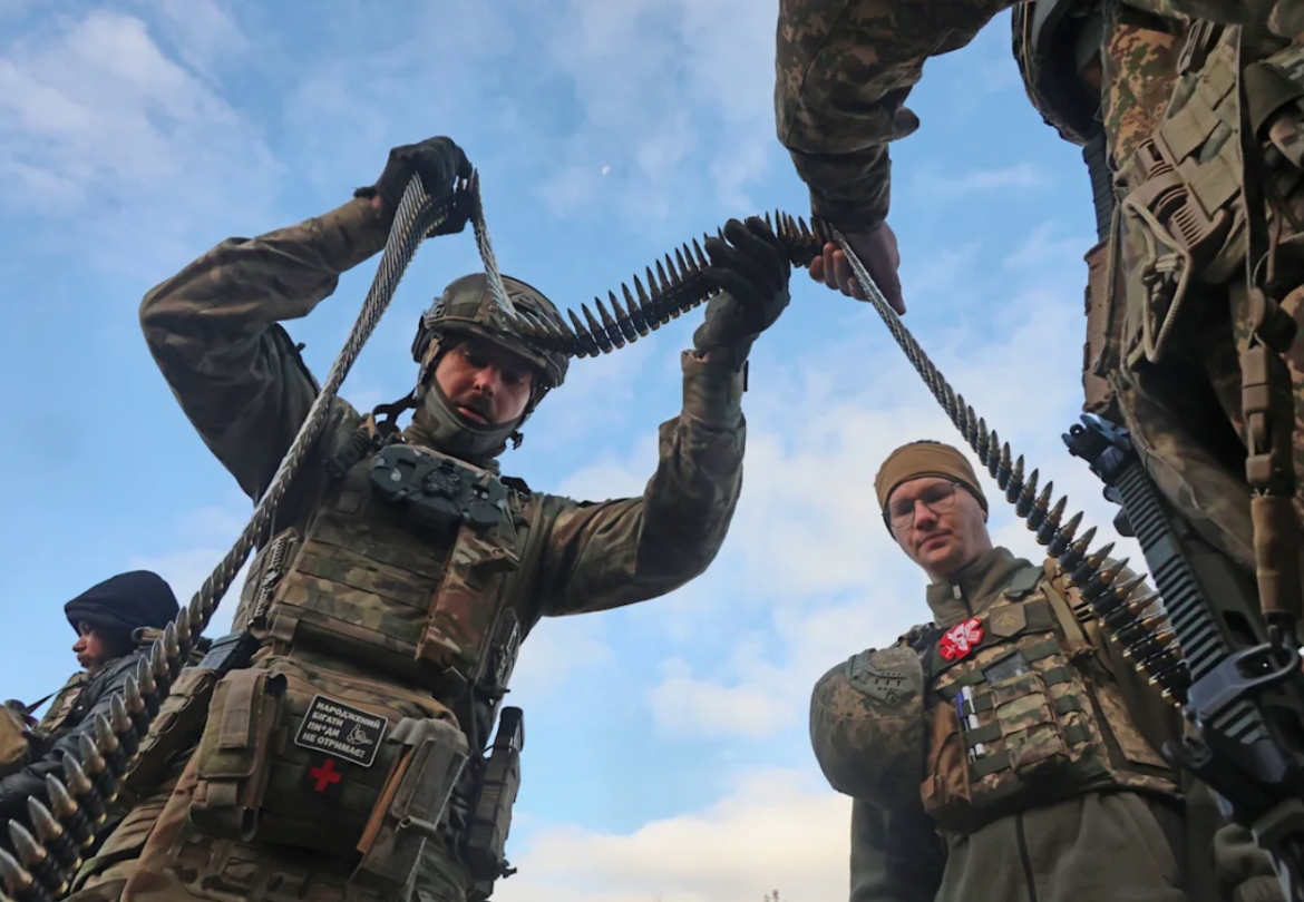 Binh sĩ Ukraine trên tiền tuyến. Ảnh: AP