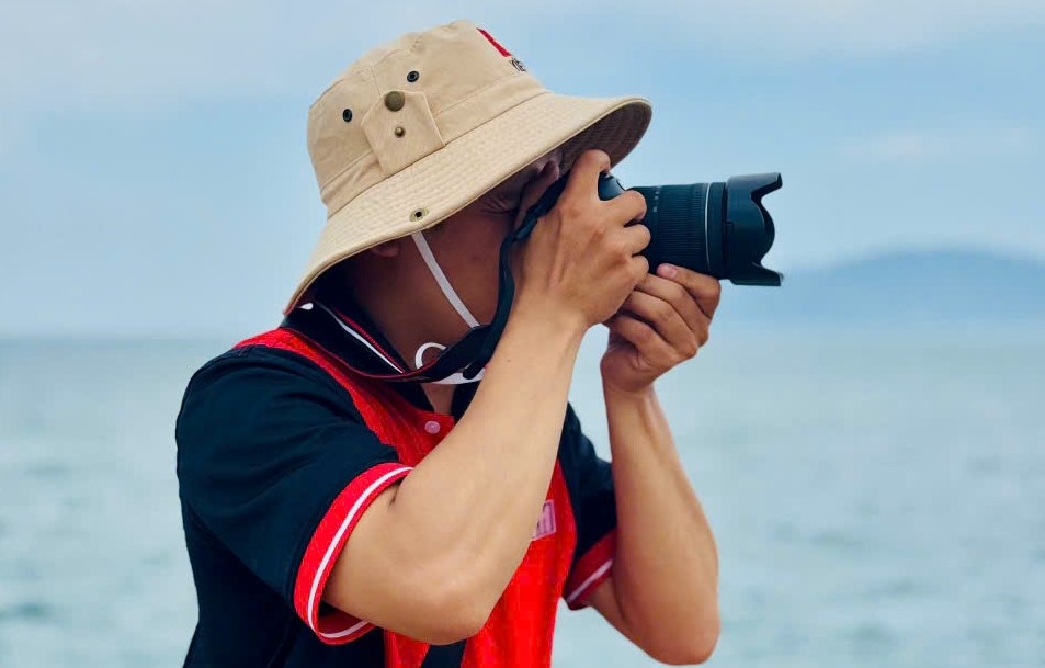 Phóng viên Báo và Phát thanh - Truyền hình tỉnh Khánh Hòa chụp ảnh, thu thập dữ liệu tại địa điểm du lịch