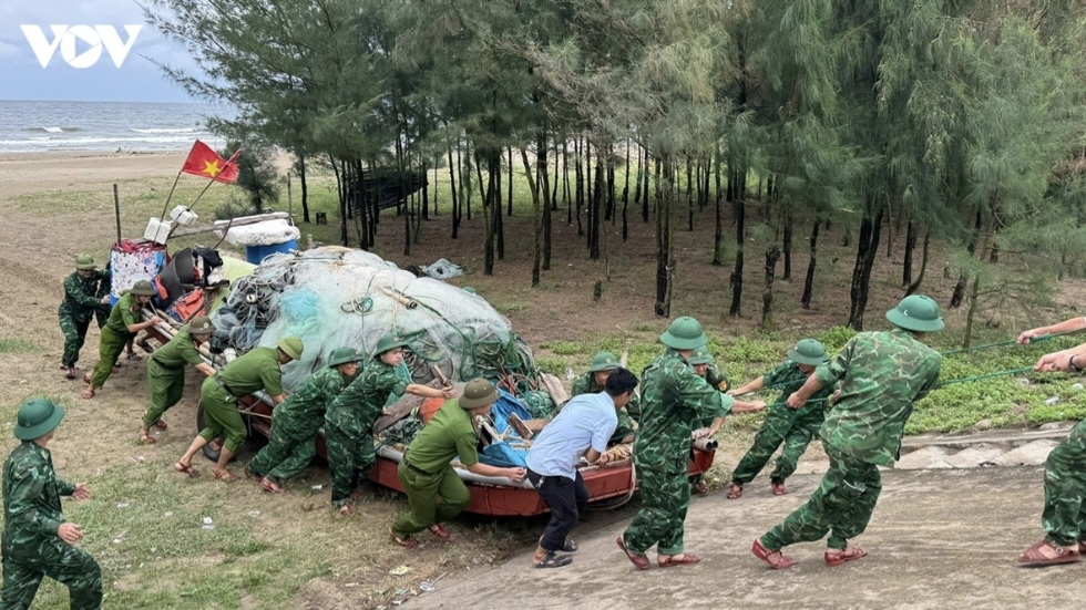 Lực lượng Biên phòng, Công an, Quân sự đưa phương tiền ngư dân xã Đan Hải, Hà Tĩnh vào bờ tránh bão