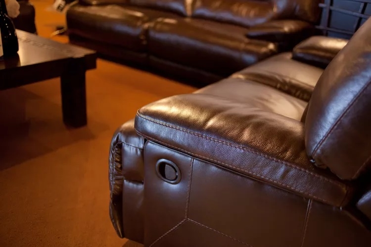 Sofa ngả lưng cồng kềnh không còn phù hợp với xu hướng nội thất hiện đại. (Nguồn: Getty Images)