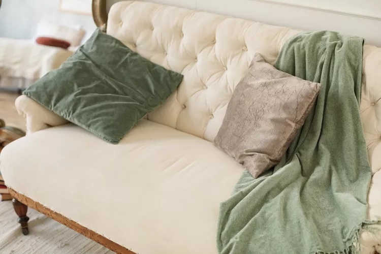 Sofa có quá nhiều chi tiết trang trí khiến không gian trở nên nặng nề và rối mắt (Nguồn: Getty Images)
