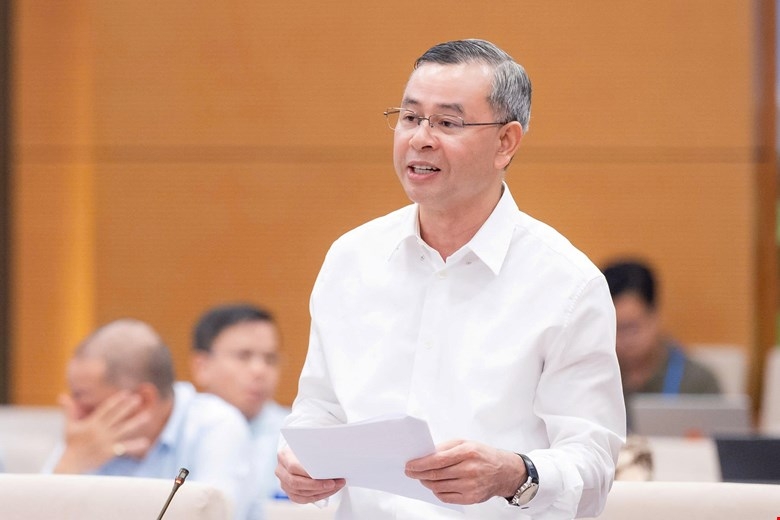 Bộ trưởng Bộ Tài chính Ngô Văn Tuấn trình bày tờ trình trước Ủy ban Thường vụ Quốc hội.