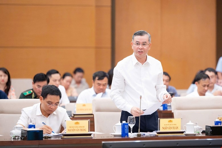 Bộ trưởng Bộ Tài chính Ngô Văn Tuấn trình bày tóm tắt dự thảo Luật sửa đổi, bổ sung một số điều của Luật Hải quan