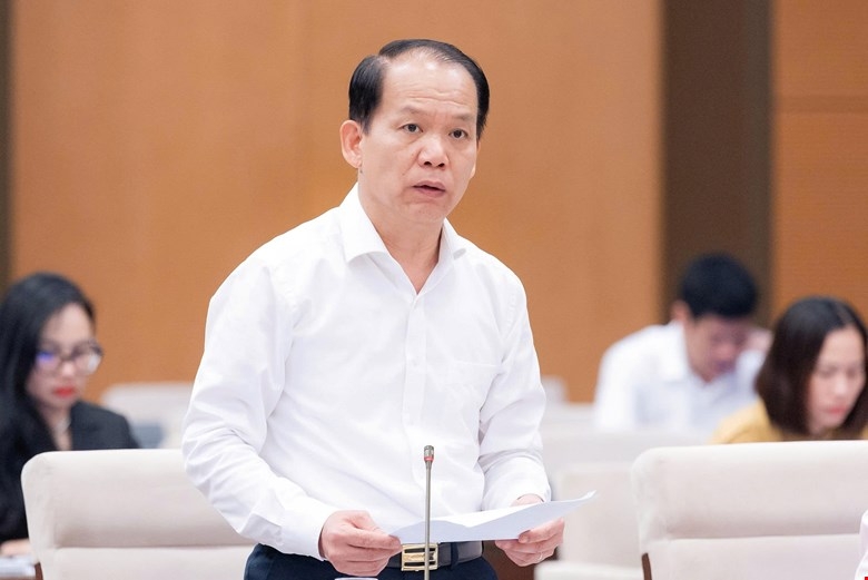 Bộ trưởng Bộ Tư pháp Hoàng Thanh Tùng trình bày tóm tắt dự án Luật Phổ biến, giáo dục pháp luật (sửa đổi).