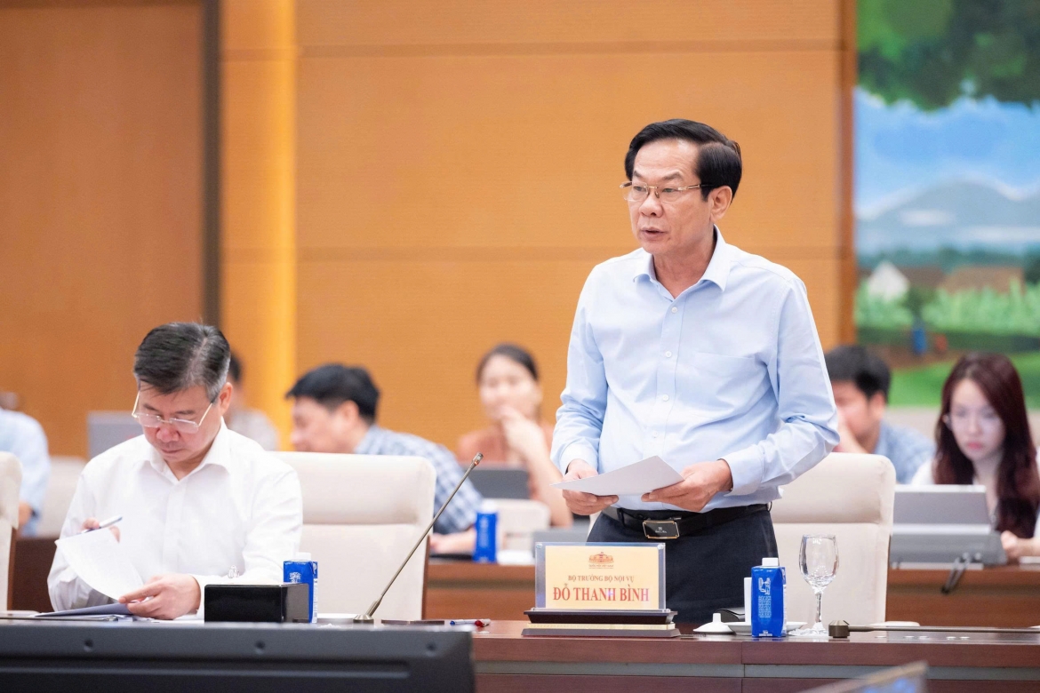 Bộ trưởng Bộ Nội vụ Đỗ Thanh Bình trình bày tóm tắt tờ trình.