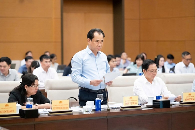 Bộ trưởng Nông nghiệp và Môi trường Trịnh Việt Hùng trình bày Tờ trình tại phiên họp Ủy ban Thường vụ Quốc hội. Ảnh: Quốc hội