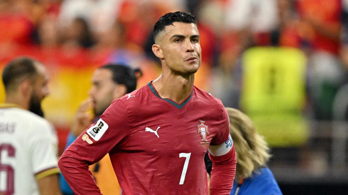 Ronaldo vẫn được ca ngợi hết lời dù Bồ Đào Nha bị loại (Ảnh: Reuters).
