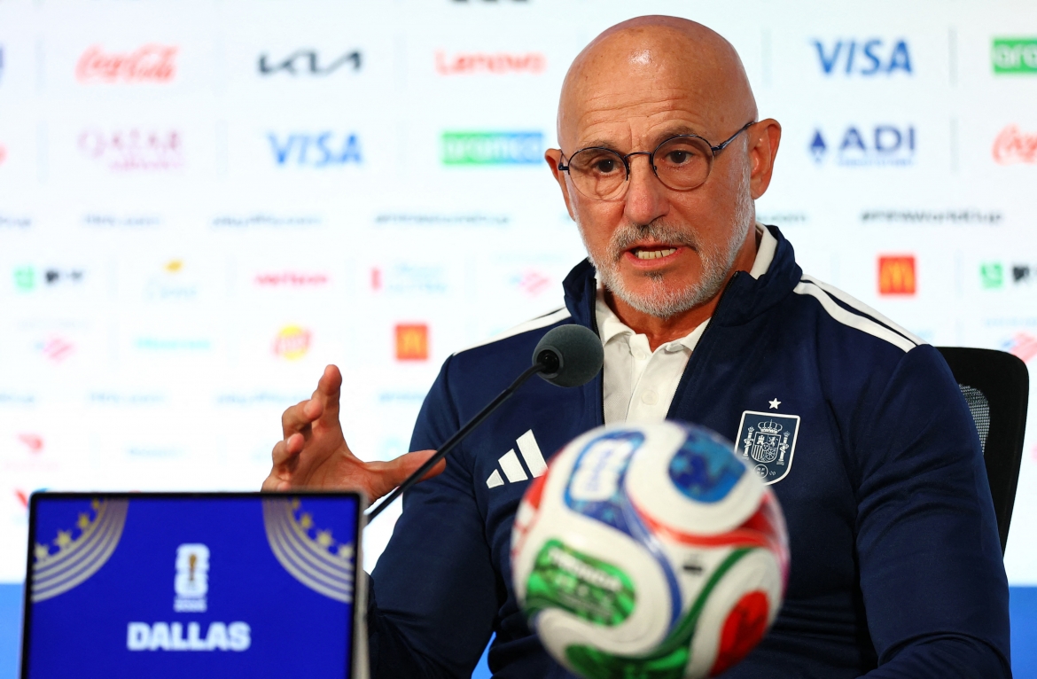HLV Luis de la Fuente khen ngợi Ronaldo (Ảnh: Reuters).