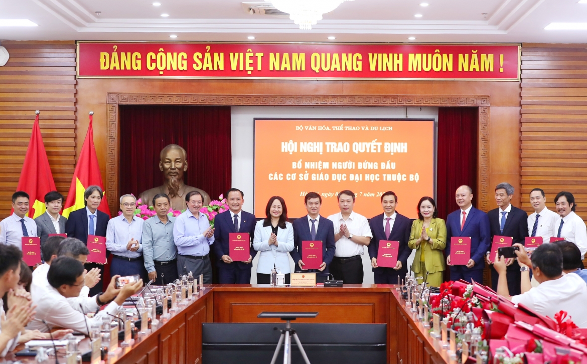 Bộ trưởng Lâm Thị Phương Thanh trao quyết định bổ nhiệm cho lãnh đạo các cơ sở giáo dục đại học trực thuộc Bộ VHTTDL.