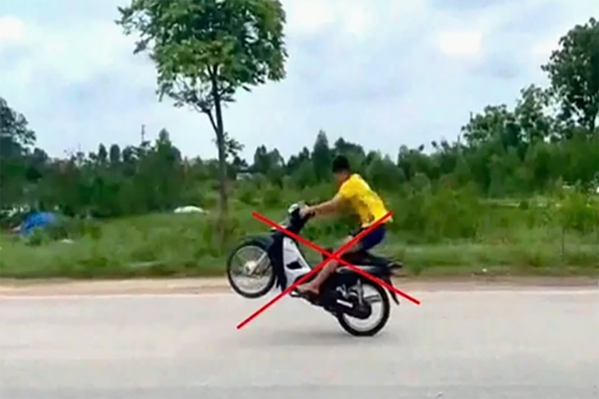 Phòng Cảnh sát giao thông Công an tỉnh Phú Thọ đã tiến hành tịch thu phương tiện và lập hồ sơ xử lý đối với một nam thiếu niên có hành vi điều khiển xe mô tô bằng một bánh (bốc đầu), gây mất an toàn giao thông.