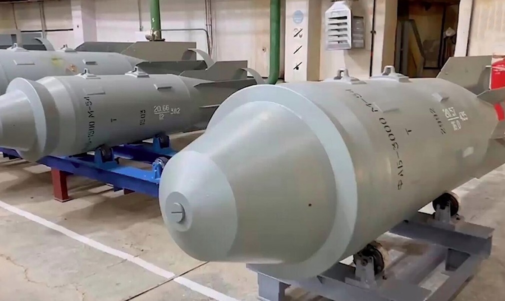 Bom FAB-3000 nặng ba tấn tại một nhà máy vũ khí của Nga. Ảnh: Bộ Quốc phòng Nga