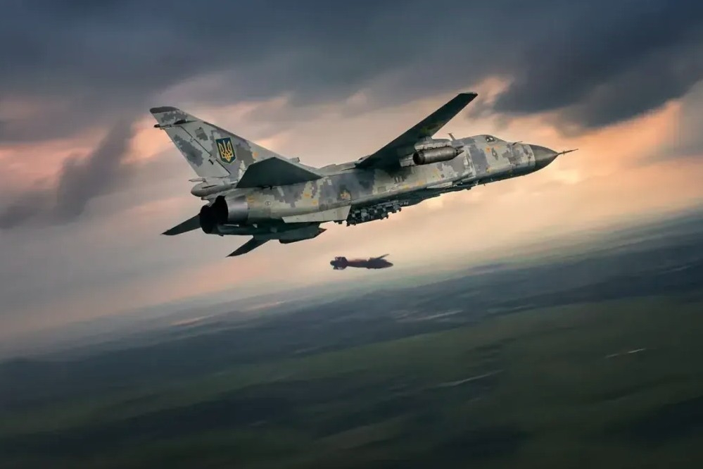 Máy bay Su-24M của Ukraine thả bom lượn dẫn đường Vyrivniuvach do nước này phát triển. Nguồn: Bộ Quốc phòng Ukraine