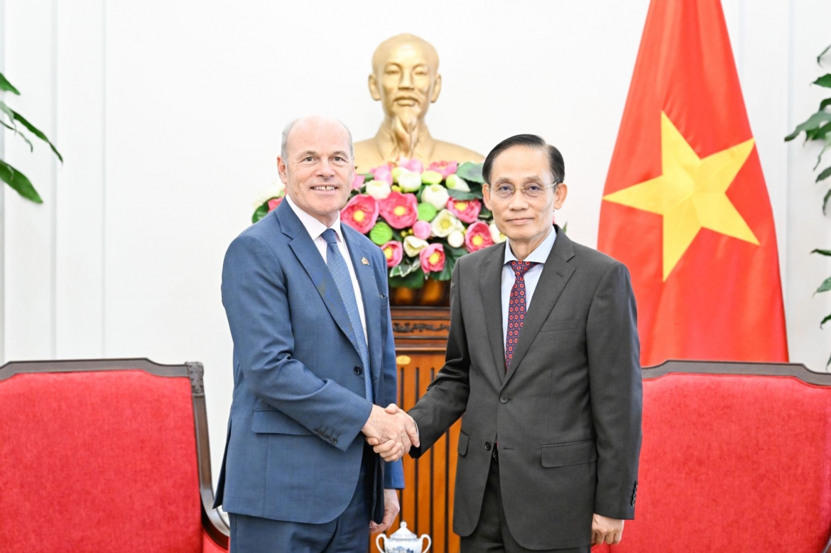 Bộ trưởng Bộ Ngoại giao Lê Hoài Trung tiếp Đại sứ Canada James Nickel.