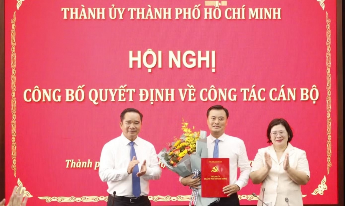 Ông Bùi Xuân Cường (ở giữa) được điều động, chỉ định giữ chức Bí thư Đảng ủy phường Sài Gòn. (Ảnh: IT)
