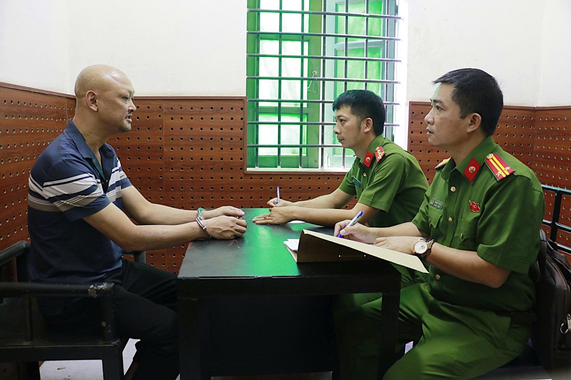 Cơ quan Công an lấy lời khai một đối tượng trong vụ án. (Ảnh: Công an Nghệ An).