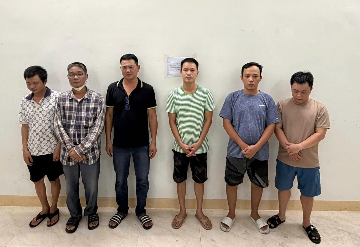 Các đối tượng trong đường dây bị tạm giữ để điều tra.