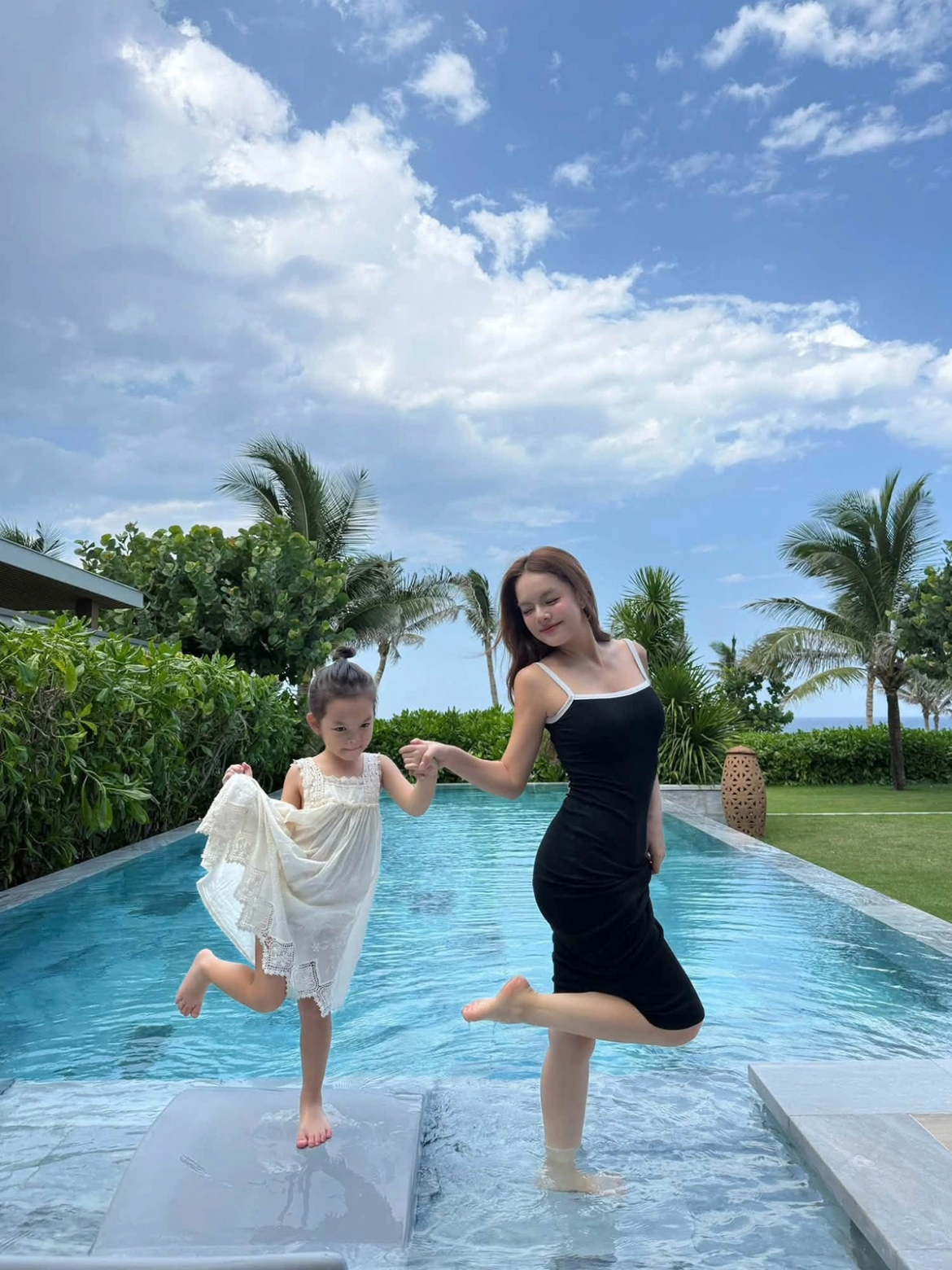 Ca sĩ Phạm Quỳnh Anh tận hưởng mùa hè bên con gái tại Quy Nhơn.