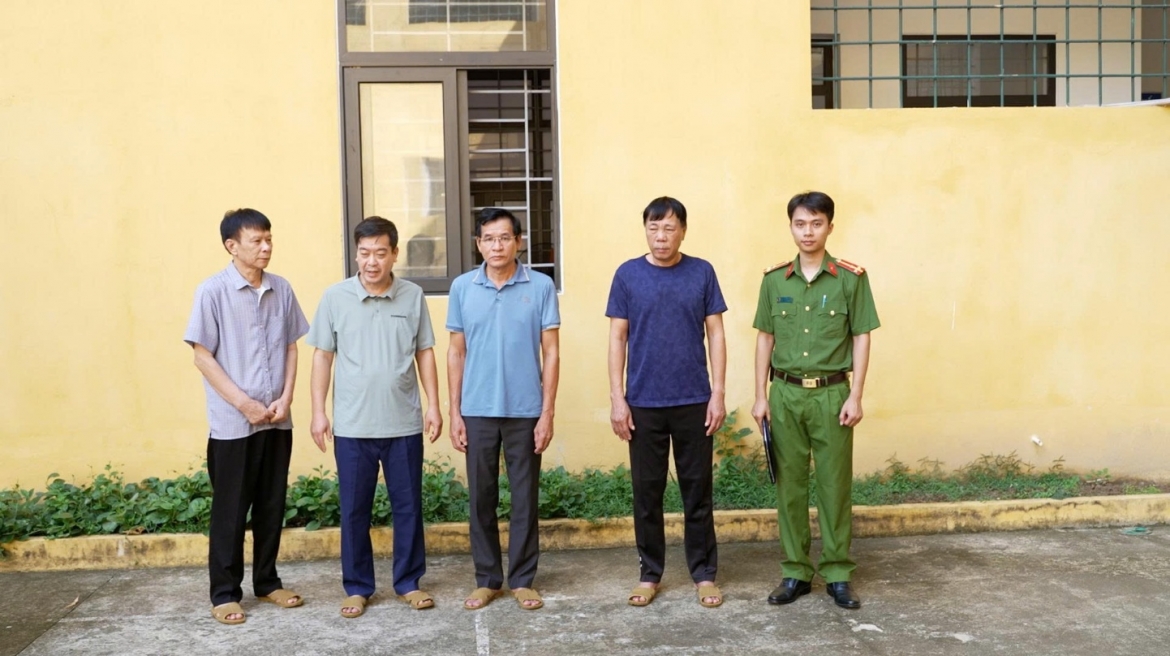 Các đối tượng Nông Quốc Tuấn, Ngô Tiến Đạt, Nguyễn Khoa Long và Phan Văn Trường (từ trái qua phải) tại cơ quan Công an.