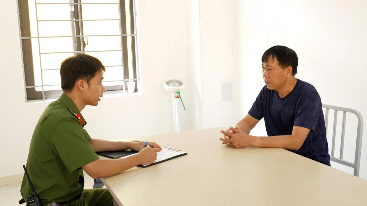 Cơ quan điều tra lấy lời khai đối tượng Phan Văn Trường.