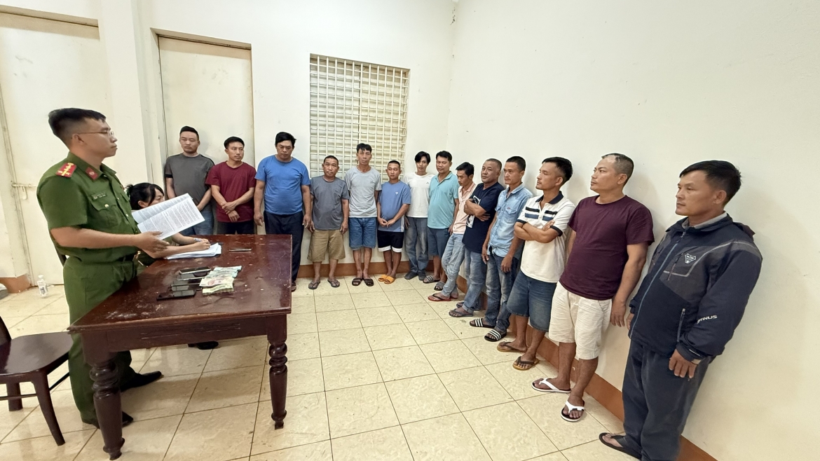 Các đối tượng trong đường dây cá độ bóng đá liên tỉnh vừa bị bắt giữ.
(Ảnh: Công an Đắk Lắk)