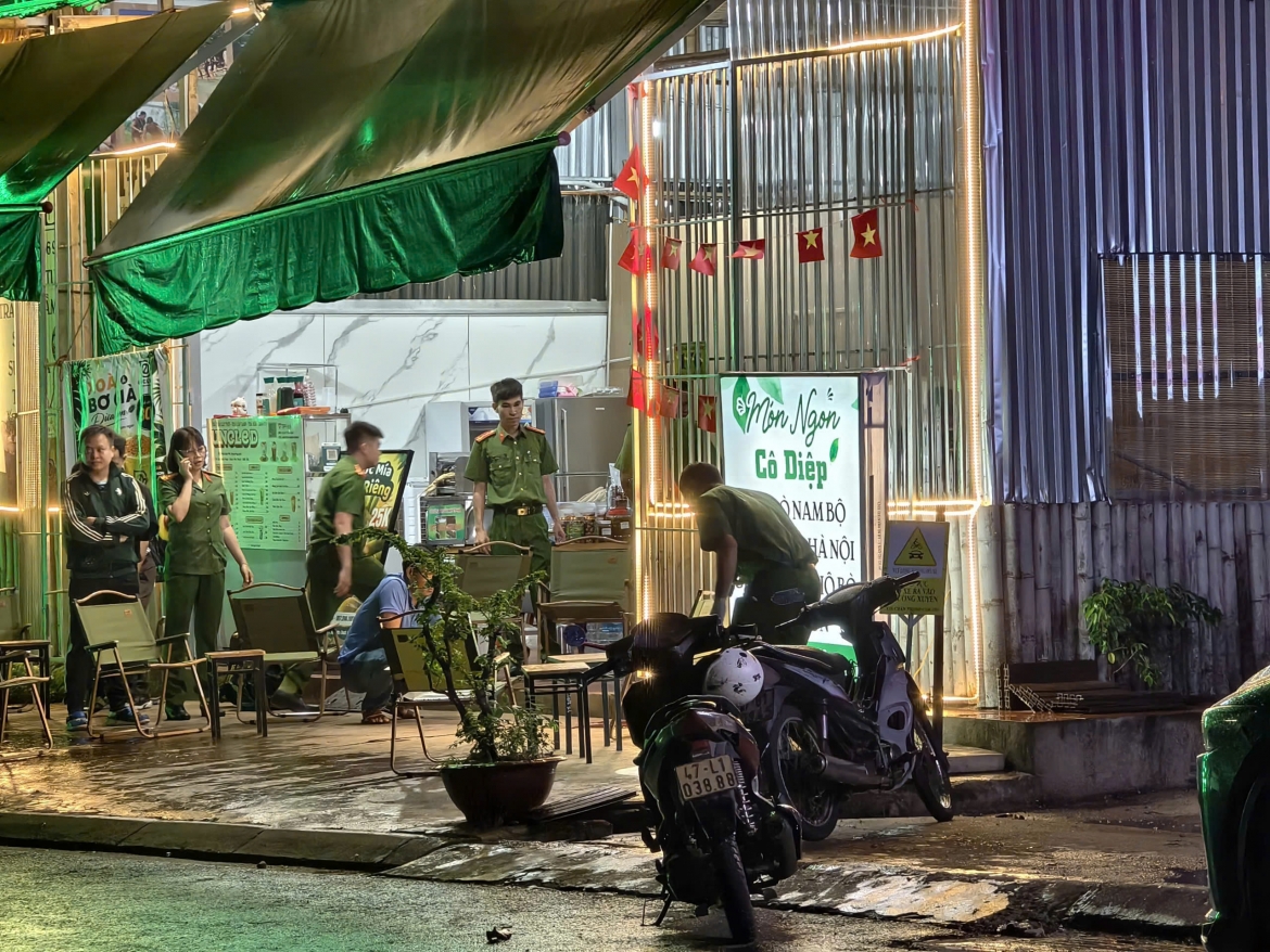 Các cơ quan chức năng tiến hành điều tra tại hiện trường vụ án tối 2/7. (Ảnh: Người dân cung cấp)