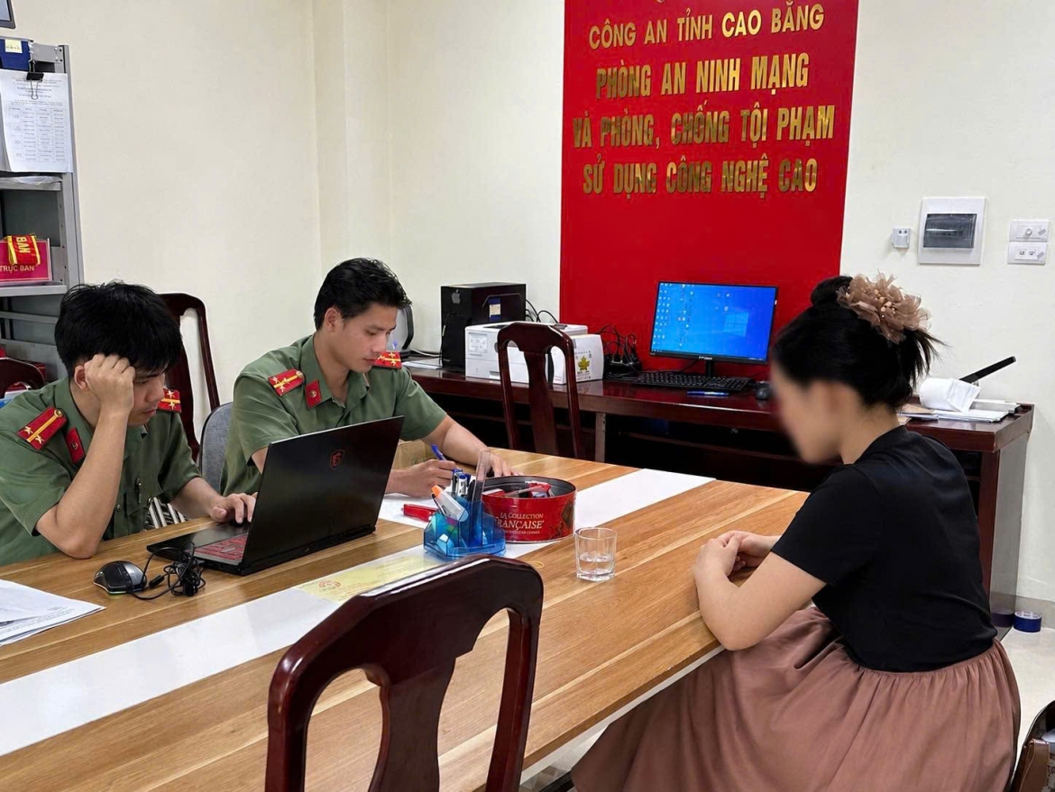 Cán bộ Phòng An ninh mạng và phòng, chống tội phạm sử dụng công nghệ cao (Công an tỉnh Cao Bằng) làm việc với người có hành vi cung cấp, chia sẻ thông tin giả mạo, thông tin sai sự thật trên mạng xã hội.