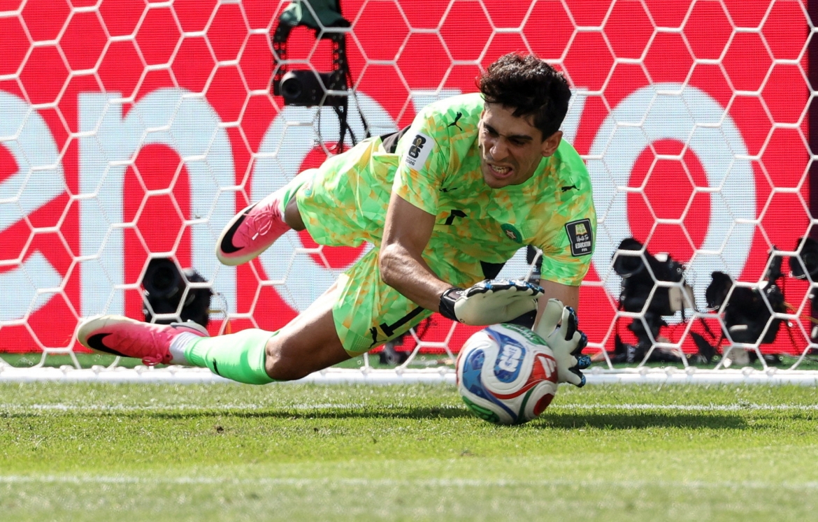 Thủ môn Bounou đi vào lịch sử World Cup sau khi cản phá thành công quả 11m của Mbappe. (Ảnh: Reuters)