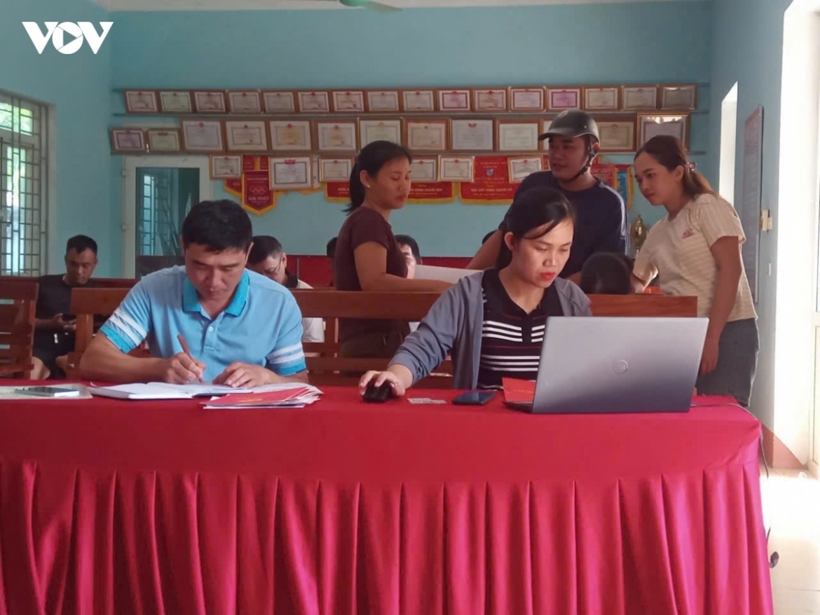 Chị Trần Thị Hiền (ngồi) xung phong lên xã vùng Cao Mường Mìn, Thanh Hóa.