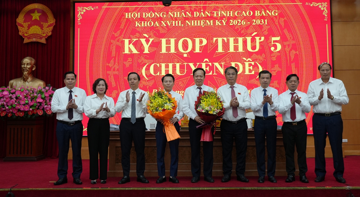 Lãnh đạo tỉnh Cao Bằng tặng hoa chúc mừng các đồng chí trúng cử và miễn nhiệm các chức danh tại kỳ họp