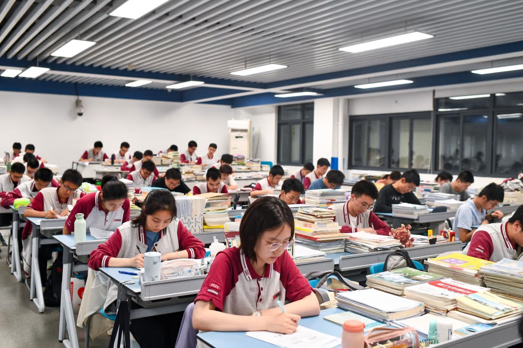 Các em học sinh ở Nam Ninh, Trung Quốc ôn tập chuẩn bị cho kỳ thi Cao khảo năm 2025. Ảnh: Cfoto