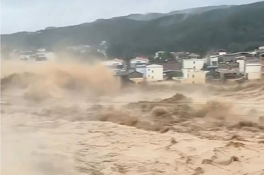 Giới chức đã nâng mức ứng phó khẩn cấp về phòng chống lũ lên cấp cao nhất, đồng thời cảnh báo thời tiết xấu có thể khiến tình hình nghiêm trọng hơn và cản trở các hoạt động cứu hộ. Ảnh: SCMP