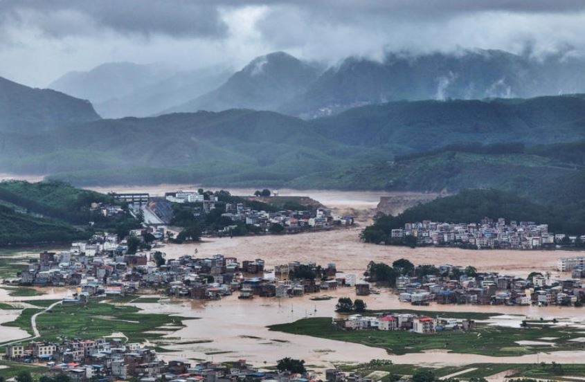 Mưa lớn do hoàn lưu bão Maysak khiến mực nước nhiều sông tại Trung Quốc vượt báo động. Hai hồ chứa bị tràn và vỡ, gây ngập lụt nghiêm trọng. Ảnh: AP