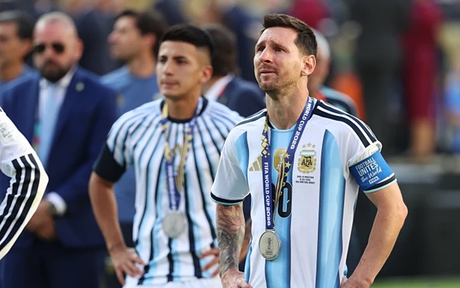 Siêu sao Messi (số 10) nhận huy chương bạc sau khi thua Argentina trong trận chung kết FIFA World Cup 2026. Ảnh: AP.