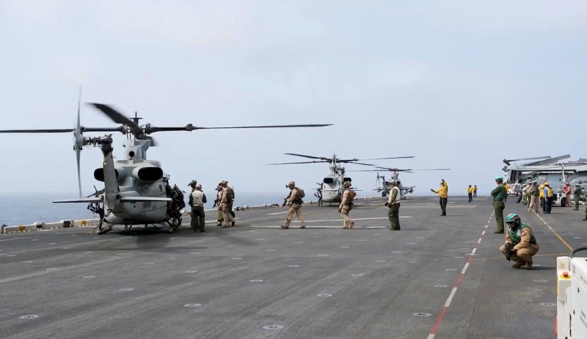 Trực thăng quân sự và binh lính Mỹ trên một tàu sân bay đang hoạt động tại biển Arab (Ảnh: Reuters)