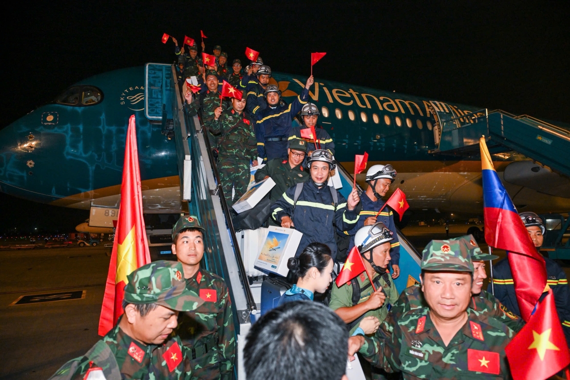 <a href="https://vov.vn/xa-hoi/vietnam-airlines-dua-124-can-bo-chien-si-cung-25-tan-hang-ho-tro-venezuela-post1310538.vov?gidzl=QgC5K_7BMtTXl0PSyTPTTc-u1rxfr0qW8-jH1Bg7M2bmxmTHxeG9U2BkKWVeqbz-9Ua6KcIeMMmSyCjSTW" target="_blank">Chuyến bay đặc biệt đưa 124 cán bộ, chiến sĩ từ Venezuela trở về</a> an toàn đã khép lại hành trình nhân đạo của Vietnam Airlines, nối dài tinh thần trách nhiệm, sẻ chia và niềm tự hào Việt Nam.