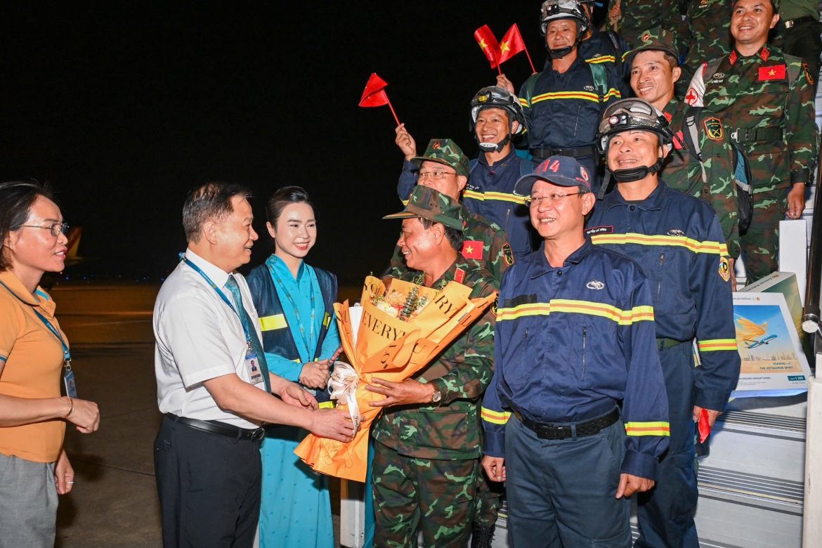 Mỗi chuyến bay đặc biệt của Vietnam Airlines không chỉ hoàn thành một nhiệm vụ, mà còn chuyên chở tinh thần nhân ái, trách nhiệm và sẻ chia của Việt Nam. Đó là cam kết của Hãng hàng không Quốc gia trong việc đồng hành cùng đất nước, kết nối những giá trị tốt đẹp và lan tỏa hình ảnh một Việt Nam nghĩa tình tới bạn bè quốc tế.