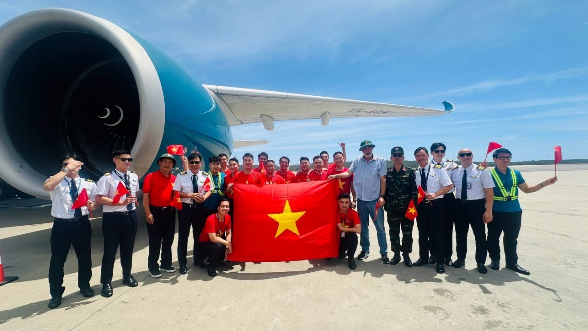 Sau khi hoàn thành hai chuyến bay đưa lực lượng và hàng hóa hỗ trợ tới Venezuela, Vietnam Airlines tiếp tục thực hiện chuyến bay đặc biệt đón 124 cán bộ, chiến sĩ trở về Việt Nam an toàn, khép lại hành trình mang đậm tinh thần nhân ái, trách nhiệm và sẻ chia của Việt Nam với cộng đồng quốc tế.