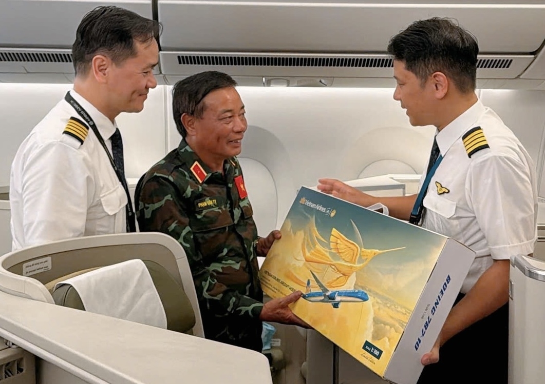 Cơ trưởng Trần Trung Dũng, đại diện Vietnam Airlines, trao tặng mô hình máy bay tỷ lệ 1:100 tới Thiếu tướng Phạm Văn Tỵ, Phó Cục trưởng Cục Cứu hộ - Cứu nạn (Bộ Quốc phòng), Trưởng đoàn công tác thực hiện nhiệm vụ tại Venezuela. Món quà lưu niệm nhỏ là lời tri ân và sự trân trọng của Hãng hàng không Quốc gia dành cho những cán bộ, chiến sĩ đã hoàn thành xuất sắc sứ mệnh nhân đạo.