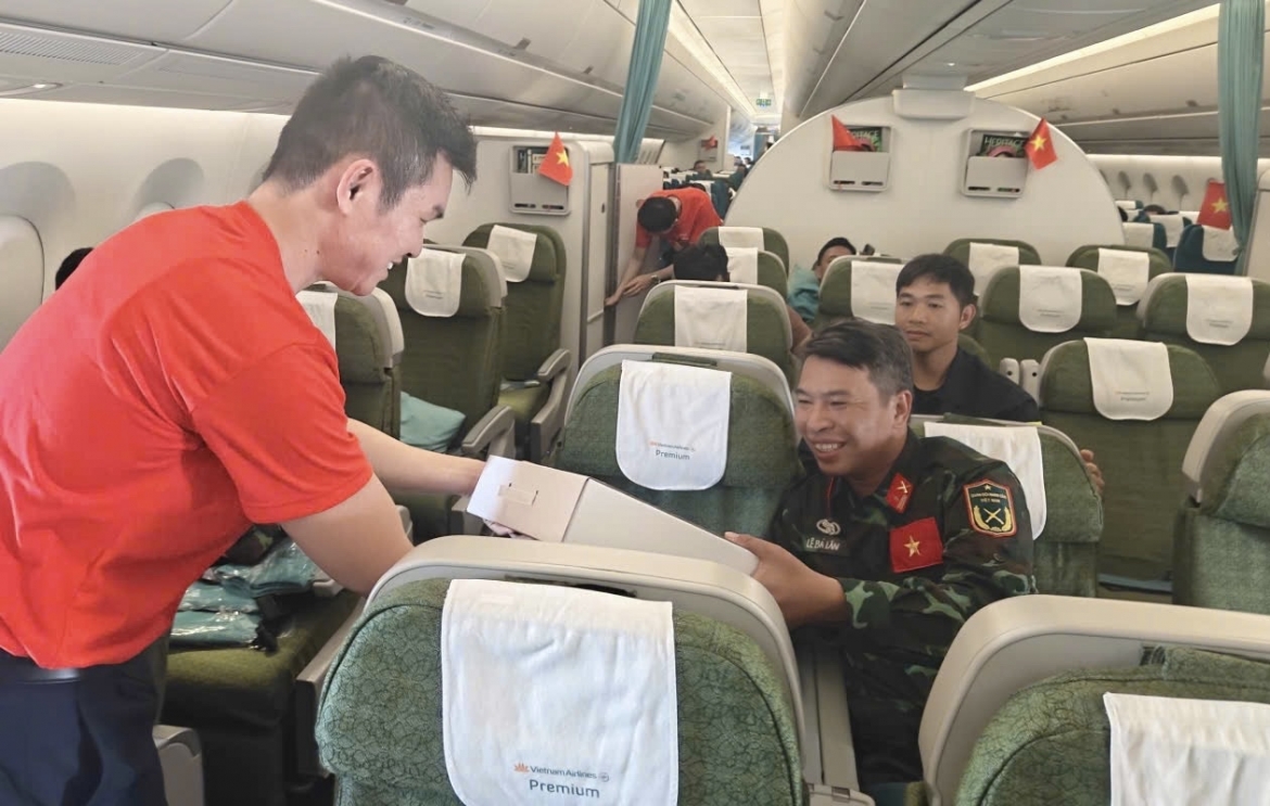 Trước đó, Vietnam Airlines đã thực hiện hai chuyến bay đưa 124 cán bộ, chiến sĩ cùng trang thiết bị và hàng hóa hỗ trợ tới Venezuela. Phi hành đoàn Vietnam Airlines cũng trao tặng mô hình máy bay lưu niệm tới các cán bộ, chiến sĩ như lời cảm ơn và sự tri ân sâu sắc của Hãng hàng không Quốc gia dành cho những con người đã hoàn thành sứ mệnh nhân đạo với tinh thần trách nhiệm và cống hiến.