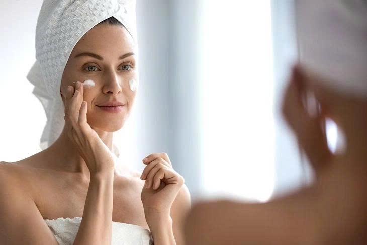 Làm sạch da bằng sữa rửa mặt, massage, thoa kem chống nắng... mỗi ngày là những cách đơn giản để làm chậm lão hóa và có làn da đẹp