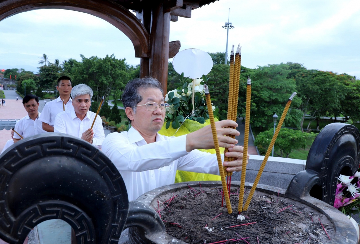 Chánh án Tòa án Nhân dân tối cao Nguyễn Văn Quảng dâng hương tưởng niệm Anh hùng liệt sĩ tại Di tích lịch sử Quốc gia đặc biệt Thành Cổ Quảng Trị